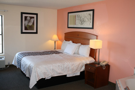 Executive Inn & Suites Wichita Falls - King Hot Tub Suite